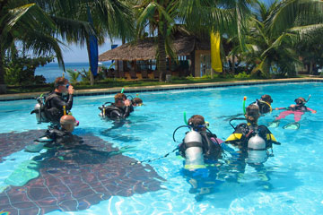 scuba diving lessons in a tropical swimming pool